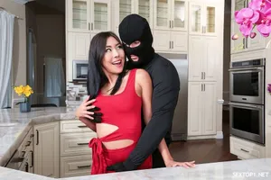 Cô vợ trốn Ông xã đi thác loạn với đồng nghiệp cũ ở bữa tiệc đêm