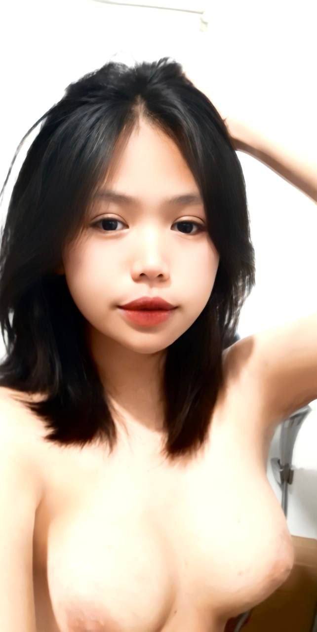 18cm từ phía sau người phụ nữ trẻ
