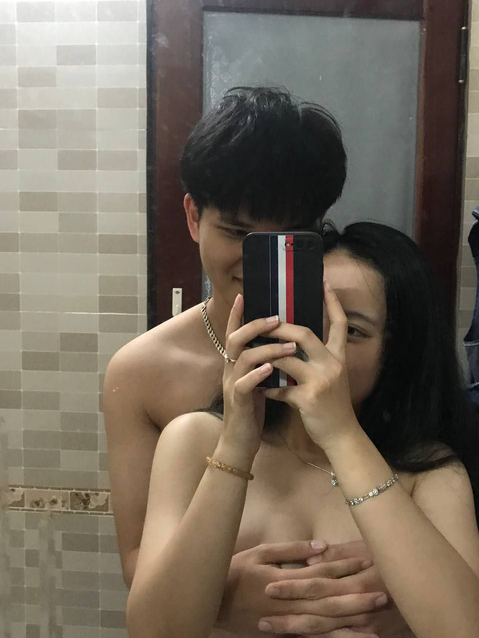 Em để yên thế này để anh đút cặc vào nhé